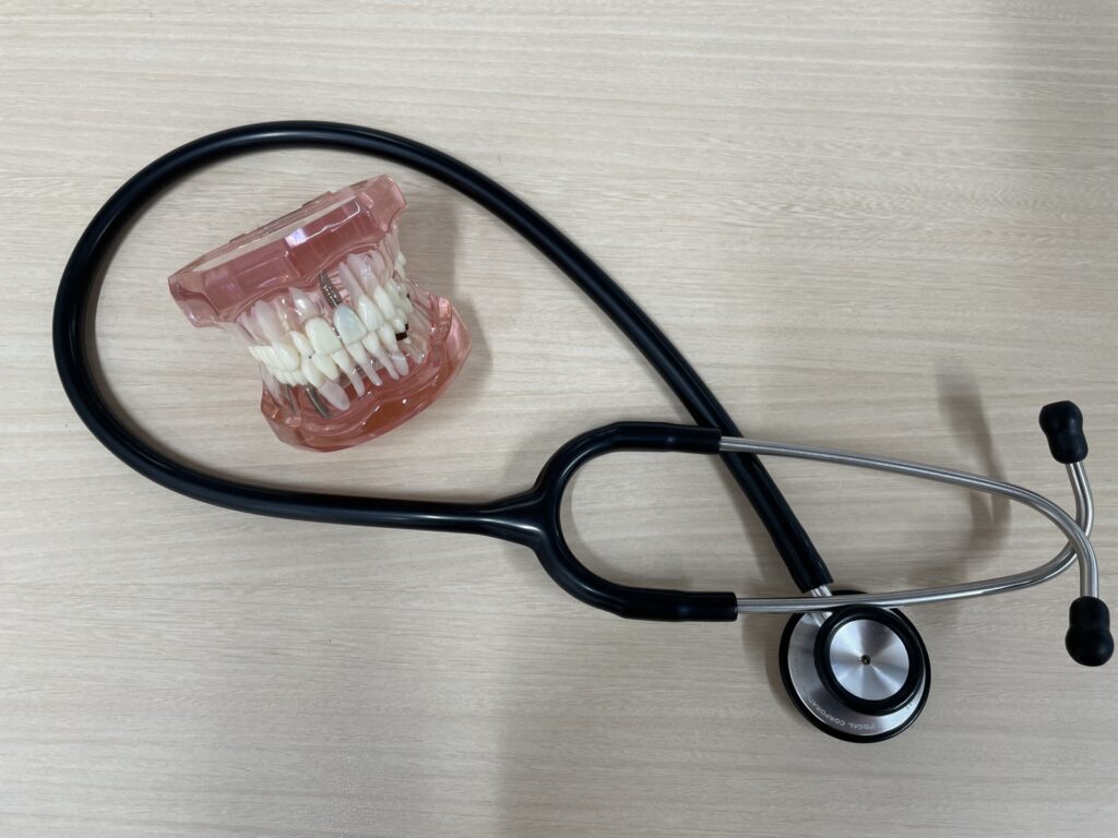 インビザラインが浮いた時に歯科医院で行う処置は？
