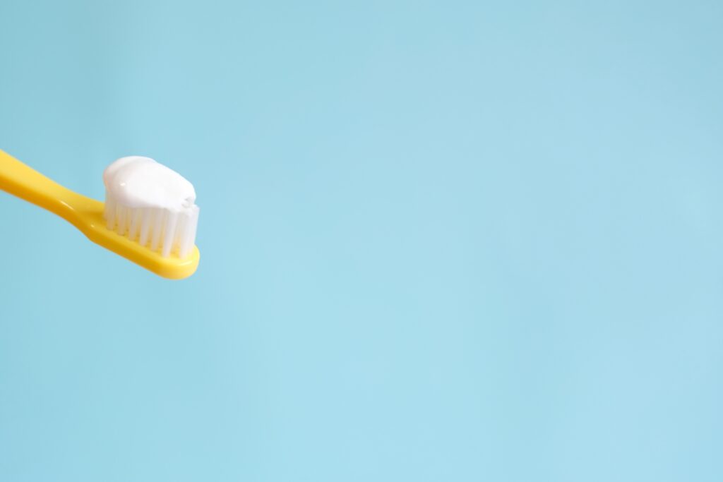 歯の黄ばみを自分で取る方法